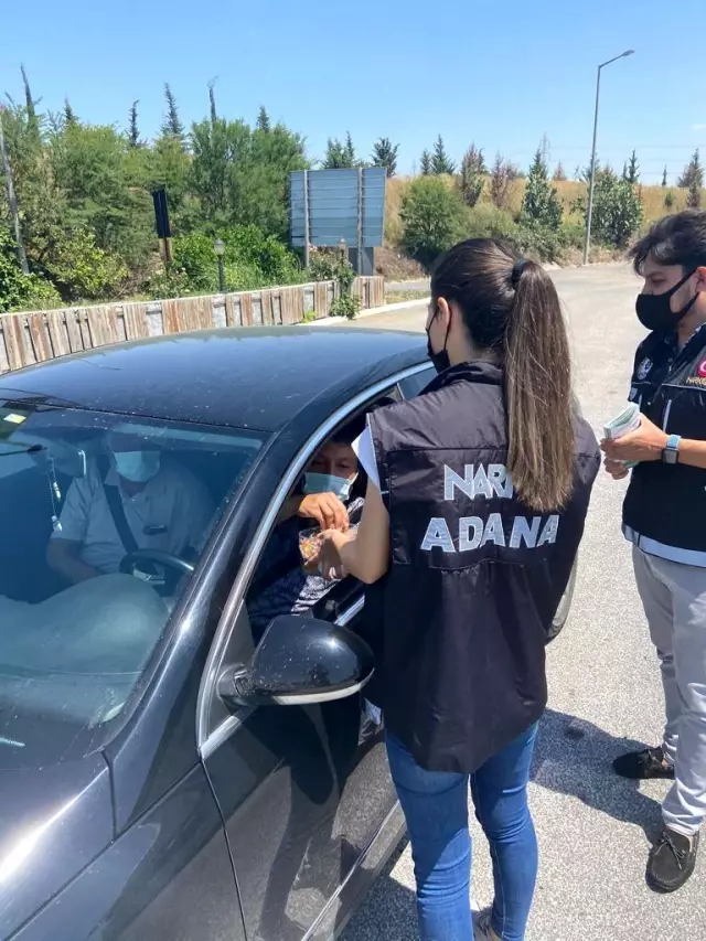 Polis hem şeker verdi hem uyardı