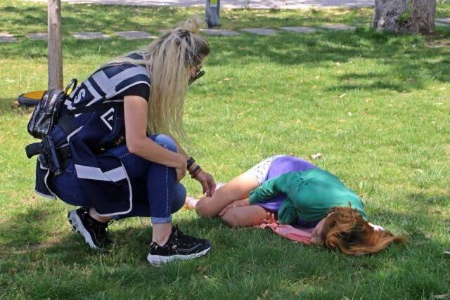 Polisin dakikalarca uyandırmaya çalıştığı kadından tuhaf tepki: Ceza yazarsan insan değilsin Polisin dakikalarca uyandırmaya çalıştığı kadından tuhaf tepki: Ceza yazarsan insan değilsin