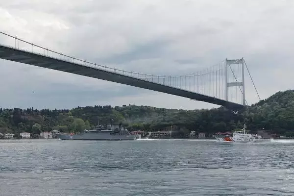RUS VE İNGİLİZ SAVAŞ GEMİLERİ: 1 SAAT ARAYLA KARADENİZ'E AÇILDI RUS VE İNGİLİZ SAVAŞ GEMİLERİ: 1 SAAT ARAYLA KARADENİZ'E AÇILDI