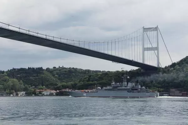 RUS VE İNGİLİZ SAVAŞ GEMİLERİ: 1 SAAT ARAYLA KARADENİZ'E AÇILDI RUS VE İNGİLİZ SAVAŞ GEMİLERİ: 1 SAAT ARAYLA KARADENİZ'E AÇILDI