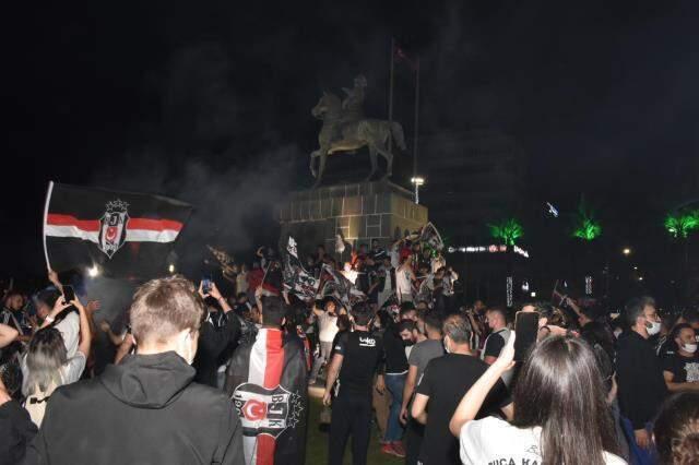 Şampiyonluğu coşkuyla kutlayan Beşiktaş taraftarına Bakan Koca'dan uyarı: Riskten uzak duralım Şampiyonluğu coşkuyla kutlayan Beşiktaş taraftarına Bakan Koca'dan uyarı: Riskten uzak duralım
