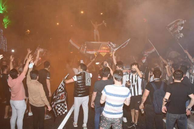 Şampiyonluğu coşkuyla kutlayan Beşiktaş taraftarına Bakan Koca'dan uyarı: Riskten uzak duralım Şampiyonluğu coşkuyla kutlayan Beşiktaş taraftarına Bakan Koca'dan uyarı: Riskten uzak duralım