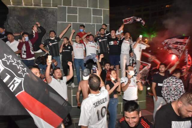 Şampiyonluğu coşkuyla kutlayan Beşiktaş taraftarına Bakan Koca'dan uyarı: Riskten uzak duralım Şampiyonluğu coşkuyla kutlayan Beşiktaş taraftarına Bakan Koca'dan uyarı: Riskten uzak duralım
