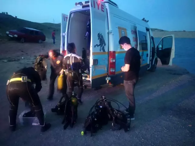 Son dakika! - Serinlemek için gölete giren 3 gençten biri boğularak hayatını kaybetti Son dakika! - Serinlemek için gölete giren 3 gençten biri boğularak hayatını kaybetti