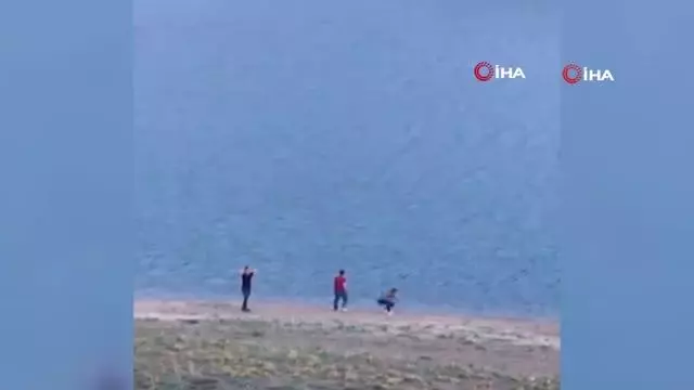 Son dakika! - Serinlemek için gölete giren 3 gençten biri boğularak hayatını kaybetti Son dakika! - Serinlemek için gölete giren 3 gençten biri boğularak hayatını kaybetti