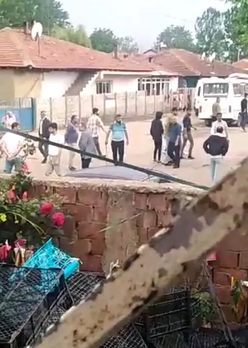 Silahlar ateşlendi, mahalleli kaçacak yer aradı Silahlar ateşlendi, mahalleli kaçacak yer aradı