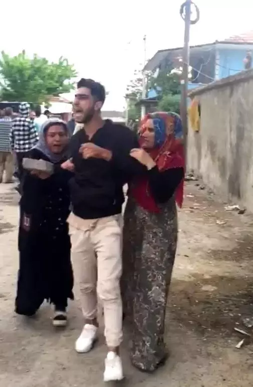Silahlar ateşlendi, mahalleli kaçacak yer aradı Silahlar ateşlendi, mahalleli kaçacak yer aradı