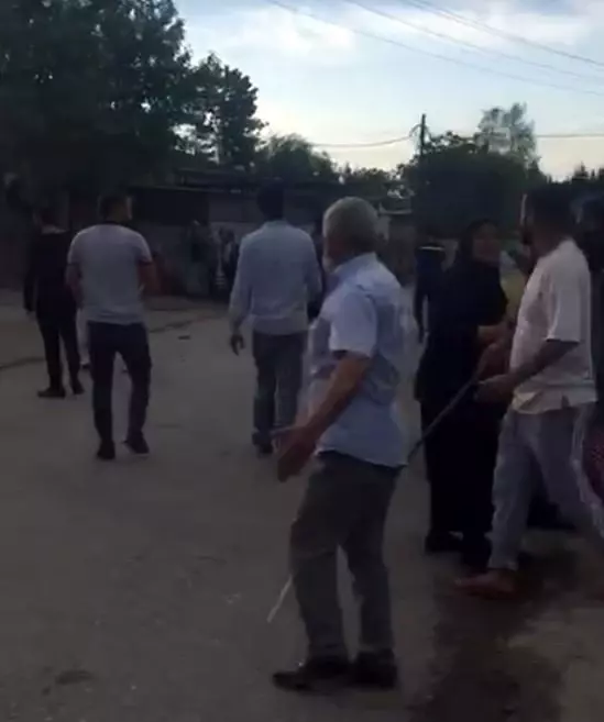 Silahlar ateşlendi, mahalleli kaçacak yer aradı Silahlar ateşlendi, mahalleli kaçacak yer aradı