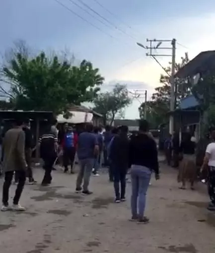 Silahlar ateşlendi, mahalleli kaçacak yer aradı Silahlar ateşlendi, mahalleli kaçacak yer aradı