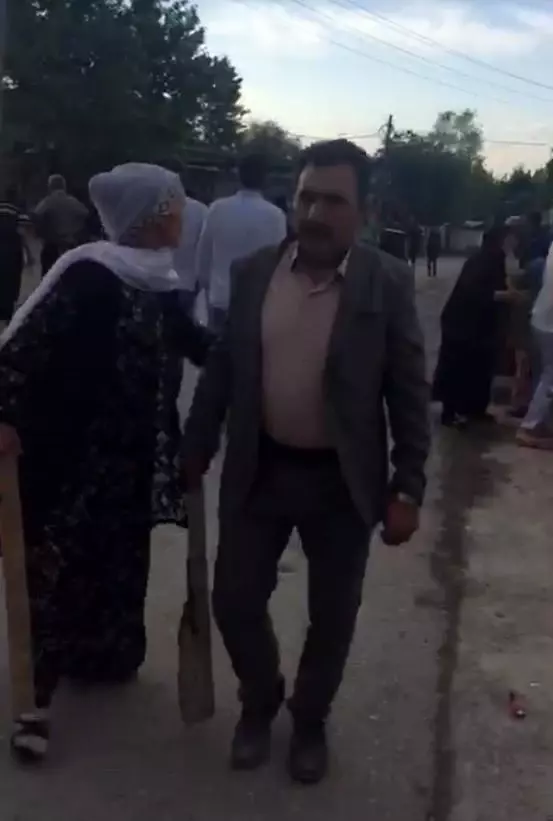 Silahlar ateşlendi, mahalleli kaçacak yer aradı Silahlar ateşlendi, mahalleli kaçacak yer aradı