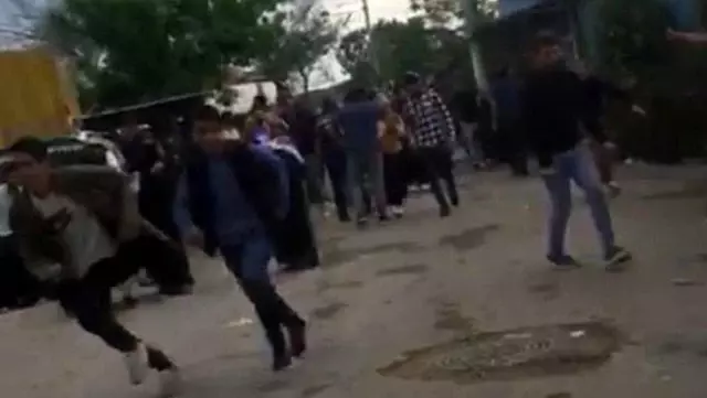 Silahlar ateşlendi, mahalleli kaçacak yer aradı Silahlar ateşlendi, mahalleli kaçacak yer aradı