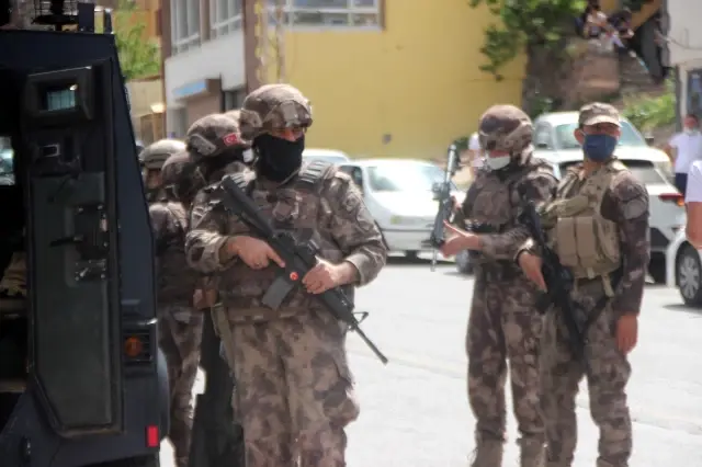Evine kapanıp yoldan geçenlere ateş etmeye başladı: 1 yaralı Evine kapanıp yoldan geçenlere ateş etmeye başladı: 1 yaralı