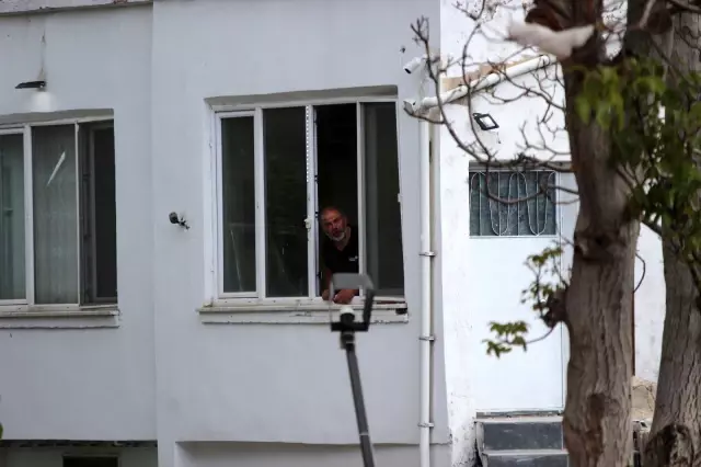 Evine kapanıp yoldan geçenlere ateş etmeye başladı: 1 yaralı Evine kapanıp yoldan geçenlere ateş etmeye başladı: 1 yaralı