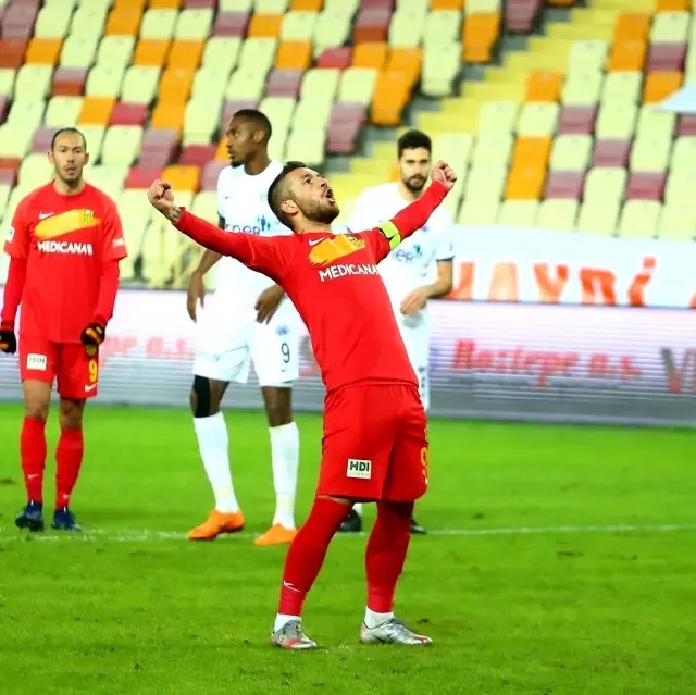 Süper Lig'in en çok gol atan yerli futbolcusu Adem Büyük oldu Süper Lig'in en çok gol atan yerli futbolcusu Adem Büyük oldu