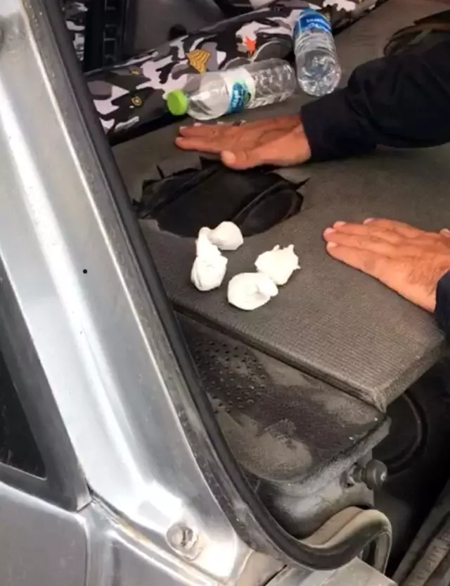 Sürücüden şüphelenen jandarma araç içinde uyuşturucu yakaladı Sürücüden şüphelenen jandarma araç içinde uyuşturucu yakaladı