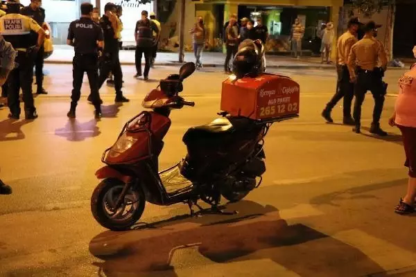 Taksi ile çarpışan moto kurye ağır yaralandı Taksi ile çarpışan moto kurye ağır yaralandı