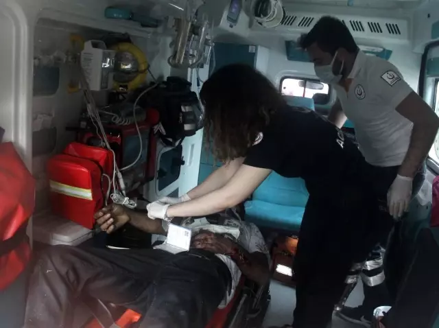 Taksi motosiklete çarpıp Seyhan Nehri'ne uçtu: 3 yaralı Taksi motosiklete çarpıp Seyhan Nehri'ne uçtu: 3 yaralı