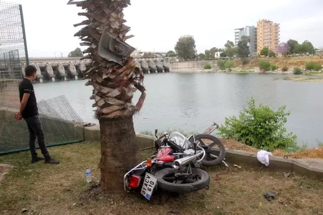 Taksi motosiklete çarpıp Seyhan Nehri'ne uçtu: 3 yaralı Taksi motosiklete çarpıp Seyhan Nehri'ne uçtu: 3 yaralı