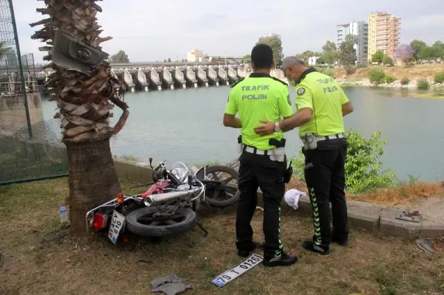 Taksi motosiklete çarpıp Seyhan Nehri'ne uçtu: 3 yaralı Taksi motosiklete çarpıp Seyhan Nehri'ne uçtu: 3 yaralı