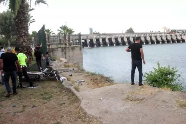 Taksi motosiklete çarpıp Seyhan Nehri'ne uçtu: 3 yaralı Taksi motosiklete çarpıp Seyhan Nehri'ne uçtu: 3 yaralı