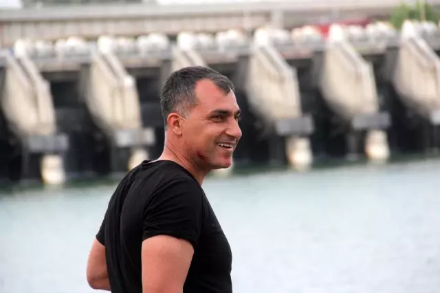 Taksi motosiklete çarpıp Seyhan Nehri'ne uçtu: 3 yaralı Taksi motosiklete çarpıp Seyhan Nehri'ne uçtu: 3 yaralı