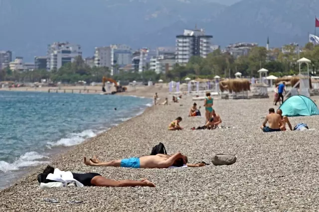 Tam kapanmanın son gününde dünyaca ünlü sahil turistlere kaldı Tam kapanmanın son gününde dünyaca ünlü sahil turistlere kaldı