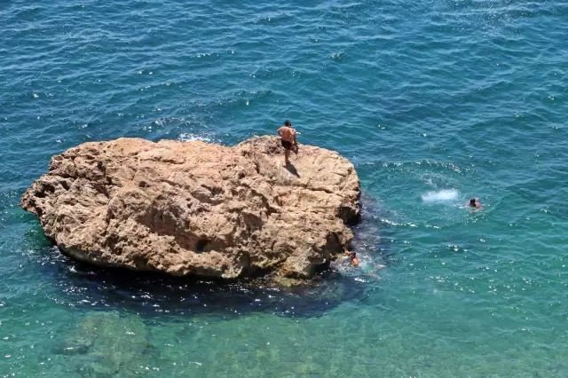 Tam kapanmanın son gününde dünyaca ünlü sahil turistlere kaldı Tam kapanmanın son gününde dünyaca ünlü sahil turistlere kaldı