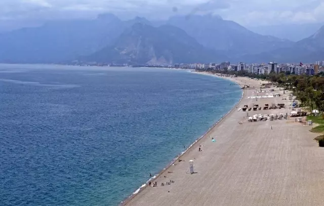 Tam kapanmanın son gününde dünyaca ünlü sahil turistlere kaldı Tam kapanmanın son gününde dünyaca ünlü sahil turistlere kaldı
