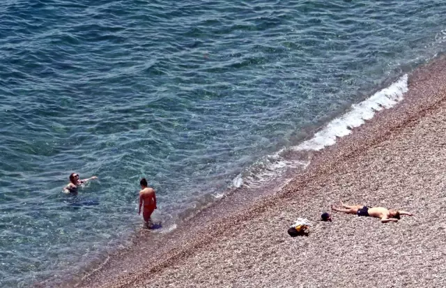 Tam kapanmanın son gününde dünyaca ünlü sahil turistlere kaldı Tam kapanmanın son gününde dünyaca ünlü sahil turistlere kaldı
