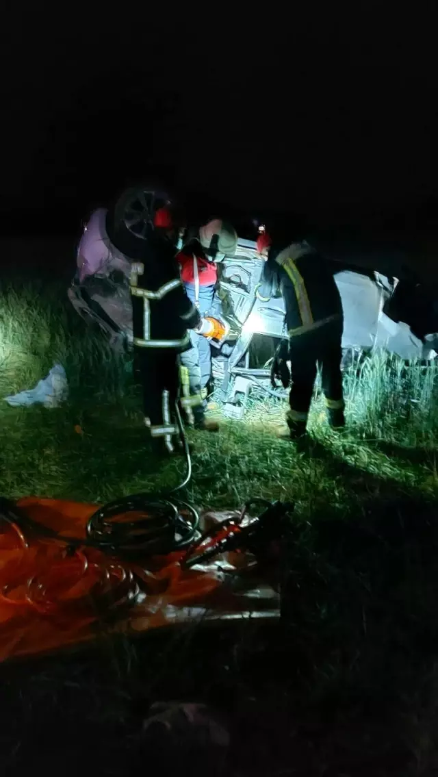 Tarlaya uçan otomobilde 2 kişi öldü, 2 kişi yaralandı Tarlaya uçan otomobilde 2 kişi öldü, 2 kişi yaralandı