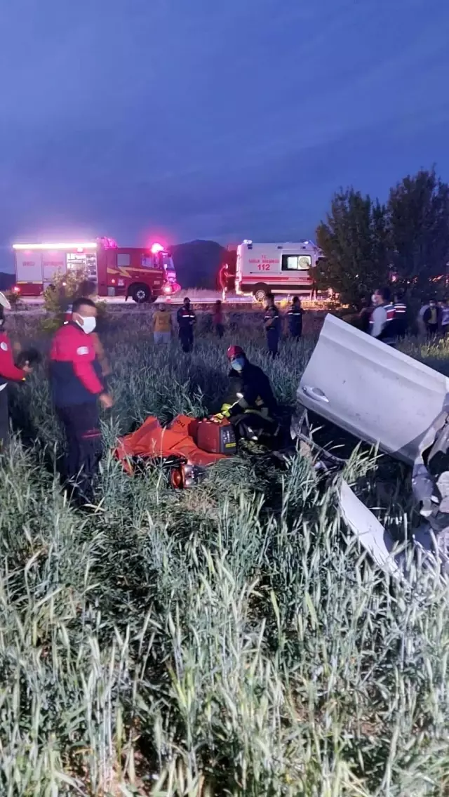 Tarlaya uçan otomobilde 2 kişi öldü, 2 kişi yaralandı Tarlaya uçan otomobilde 2 kişi öldü, 2 kişi yaralandı
