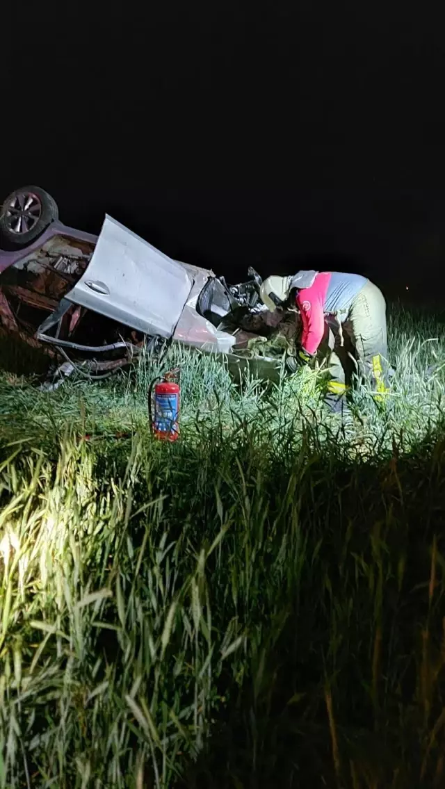 Tarlaya uçan otomobilde 2 kişi öldü, 2 kişi yaralandı Tarlaya uçan otomobilde 2 kişi öldü, 2 kişi yaralandı