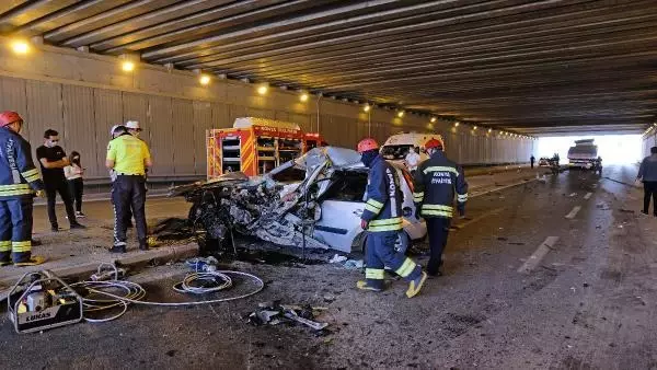 TIR'A ÇARPAN OTOMOBİLİN SÜRÜCÜ ÖLDÜ, EŞİ VE 3 ÇOCUĞU YARALI TIR'A ÇARPAN OTOMOBİLİN SÜRÜCÜ ÖLDÜ, EŞİ VE 3 ÇOCUĞU YARALI