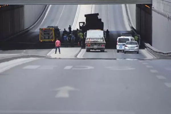 TIR'A ÇARPAN OTOMOBİLİN SÜRÜCÜ ÖLDÜ, EŞİ VE 3 ÇOCUĞU YARALI TIR'A ÇARPAN OTOMOBİLİN SÜRÜCÜ ÖLDÜ, EŞİ VE 3 ÇOCUĞU YARALI