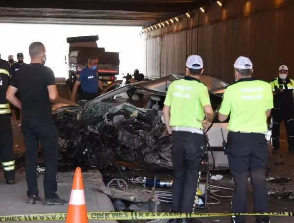 TIR'A ÇARPAN OTOMOBİLİN SÜRÜCÜ ÖLDÜ, EŞİ VE 3 ÇOCUĞU YARALI TIR'A ÇARPAN OTOMOBİLİN SÜRÜCÜ ÖLDÜ, EŞİ VE 3 ÇOCUĞU YARALI