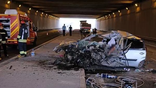 TIR'A ÇARPAN OTOMOBİLİN SÜRÜCÜ ÖLDÜ, EŞİ VE 3 ÇOCUĞU YARALI TIR'A ÇARPAN OTOMOBİLİN SÜRÜCÜ ÖLDÜ, EŞİ VE 3 ÇOCUĞU YARALI