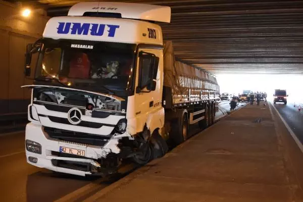 TIR'A ÇARPAN OTOMOBİLİN SÜRÜCÜ ÖLDÜ, EŞİ VE 3 ÇOCUĞU YARALI TIR'A ÇARPAN OTOMOBİLİN SÜRÜCÜ ÖLDÜ, EŞİ VE 3 ÇOCUĞU YARALI