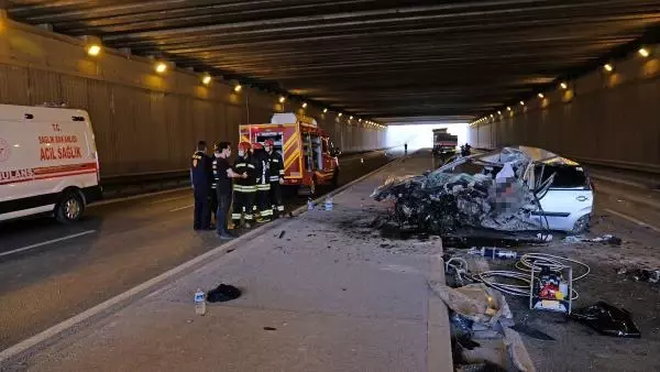 TIR'A ÇARPAN OTOMOBİLİN SÜRÜCÜ ÖLDÜ, EŞİ VE 3 ÇOCUĞU YARALI TIR'A ÇARPAN OTOMOBİLİN SÜRÜCÜ ÖLDÜ, EŞİ VE 3 ÇOCUĞU YARALI