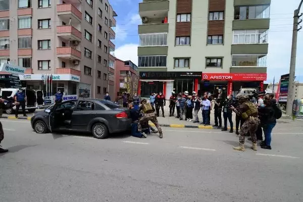 Son dakika... TRABZON'DA NEFES KESEN SİLAHLI SOYGUN TATBİKATI Son dakika... TRABZON'DA NEFES KESEN SİLAHLI SOYGUN TATBİKATI