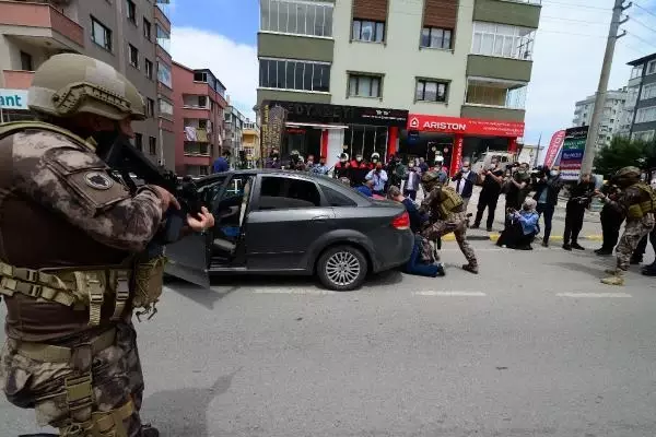 Son dakika... TRABZON'DA NEFES KESEN SİLAHLI SOYGUN TATBİKATI Son dakika... TRABZON'DA NEFES KESEN SİLAHLI SOYGUN TATBİKATI