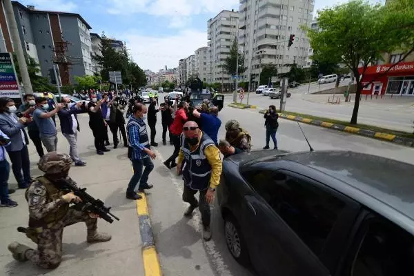 Son dakika... TRABZON'DA NEFES KESEN SİLAHLI SOYGUN TATBİKATI Son dakika... TRABZON'DA NEFES KESEN SİLAHLI SOYGUN TATBİKATI