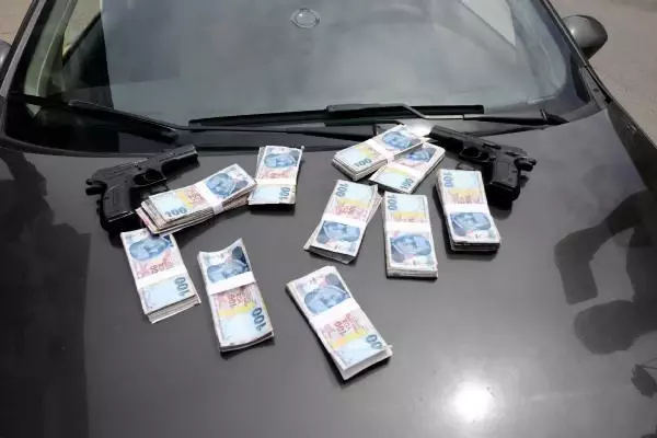 Son dakika... TRABZON'DA NEFES KESEN SİLAHLI SOYGUN TATBİKATI Son dakika... TRABZON'DA NEFES KESEN SİLAHLI SOYGUN TATBİKATI