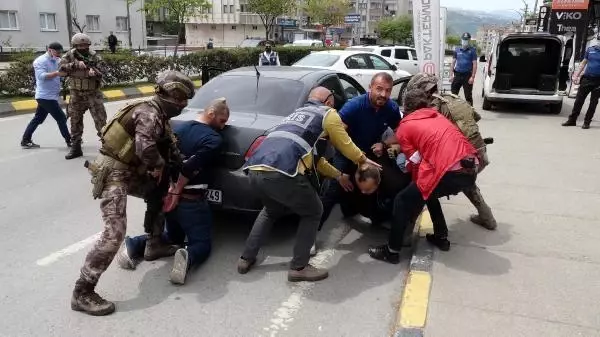 Son dakika... TRABZON'DA NEFES KESEN SİLAHLI SOYGUN TATBİKATI Son dakika... TRABZON'DA NEFES KESEN SİLAHLI SOYGUN TATBİKATI