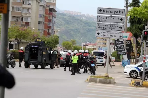 Son dakika... TRABZON'DA NEFES KESEN SİLAHLI SOYGUN TATBİKATI Son dakika... TRABZON'DA NEFES KESEN SİLAHLI SOYGUN TATBİKATI