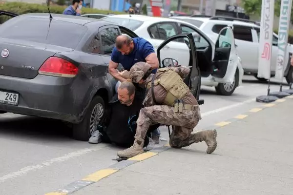 Son dakika... TRABZON'DA NEFES KESEN SİLAHLI SOYGUN TATBİKATI Son dakika... TRABZON'DA NEFES KESEN SİLAHLI SOYGUN TATBİKATI
