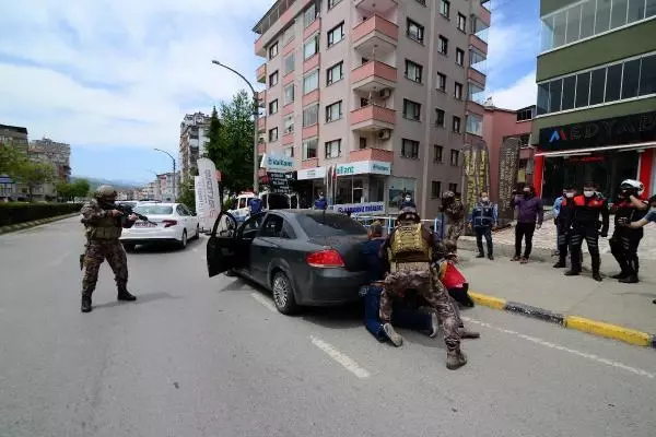 Son dakika... TRABZON'DA NEFES KESEN SİLAHLI SOYGUN TATBİKATI Son dakika... TRABZON'DA NEFES KESEN SİLAHLI SOYGUN TATBİKATI