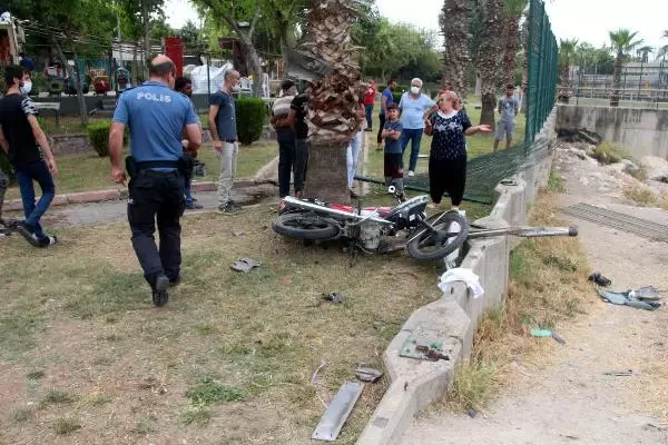 VİRAJI ALAMAYAN TAKSİ 2 KİŞİYE ÇARPIP, SEYHAN NEHRİ'NE DÜŞTÜ 2 YARALI VİRAJI ALAMAYAN TAKSİ 2 KİŞİYE ÇARPIP, SEYHAN NEHRİ'NE DÜŞTÜ 2 YARALI