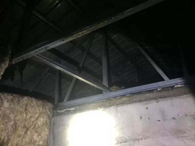 Yanan ev kullanılamaz hale geldi Yanan ev kullanılamaz hale geldi