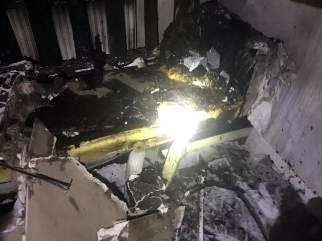 Yanan ev kullanılamaz hale geldi Yanan ev kullanılamaz hale geldi