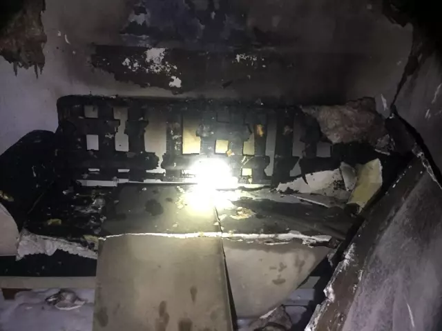 Yanan ev kullanılamaz hale geldi Yanan ev kullanılamaz hale geldi